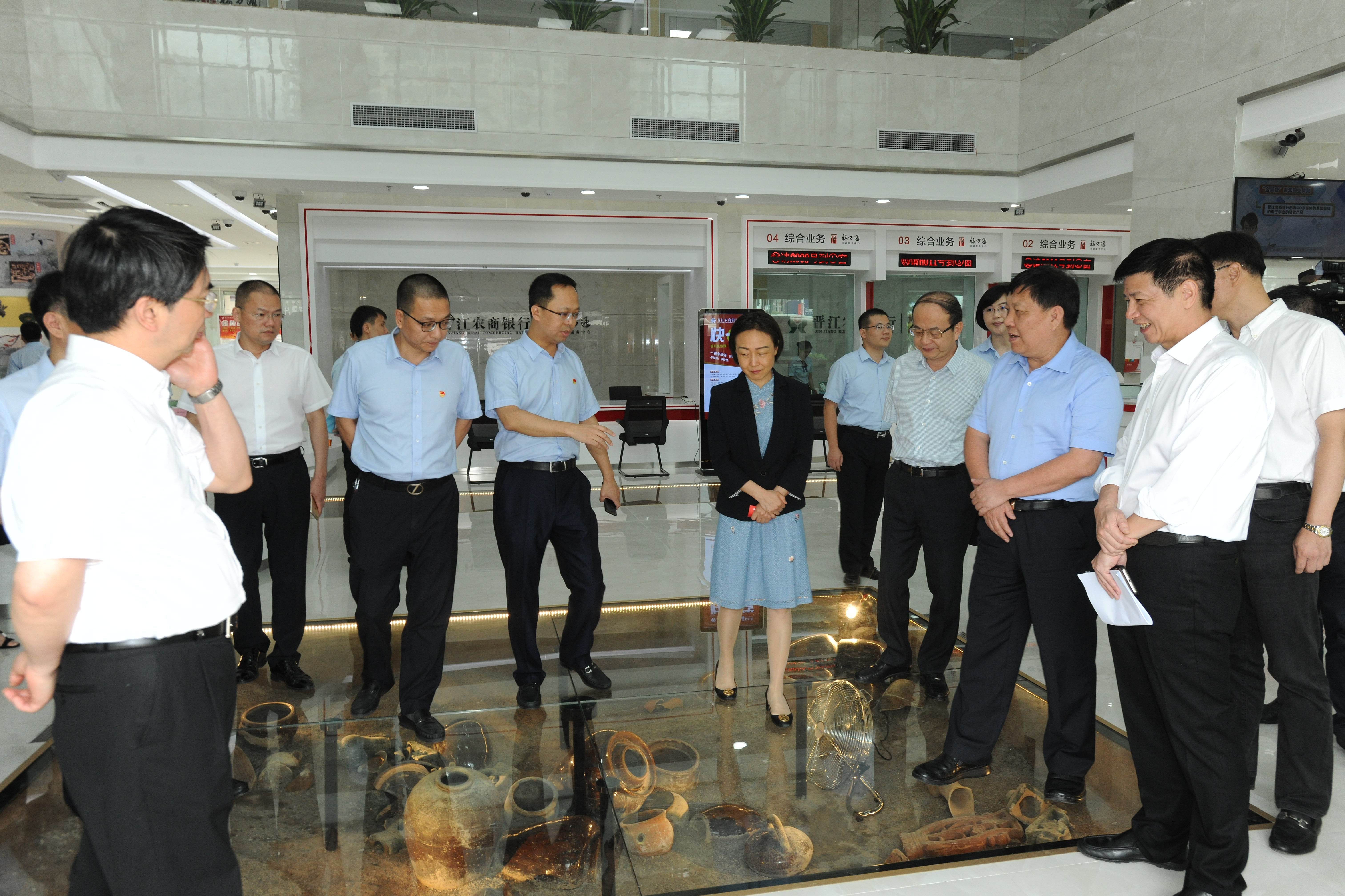 057  省政府副省长郭宁宁一行莅临晋江农商银行视察指导工作3.jpg