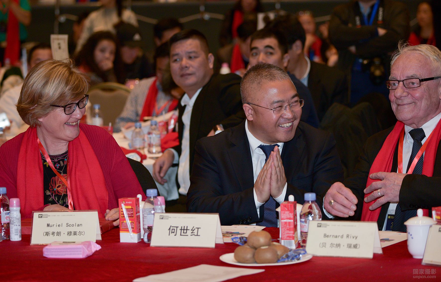 2017年3月，何世红先生与法国著名科学家、发明家、照相机发明人达盖尔故乡城市法国高乃依市副市长Bernard Rivy(贝尔纳·瑞威)先生、法国瓦滋河谷省副省长 Muriel Scolan(斯考朗·穆莱尔)女士一起出席世界摄影(旅游)大会暨第五届国家摄影大典，并为2016达盖尔奖获得者王旭先生颁奖。.jpg