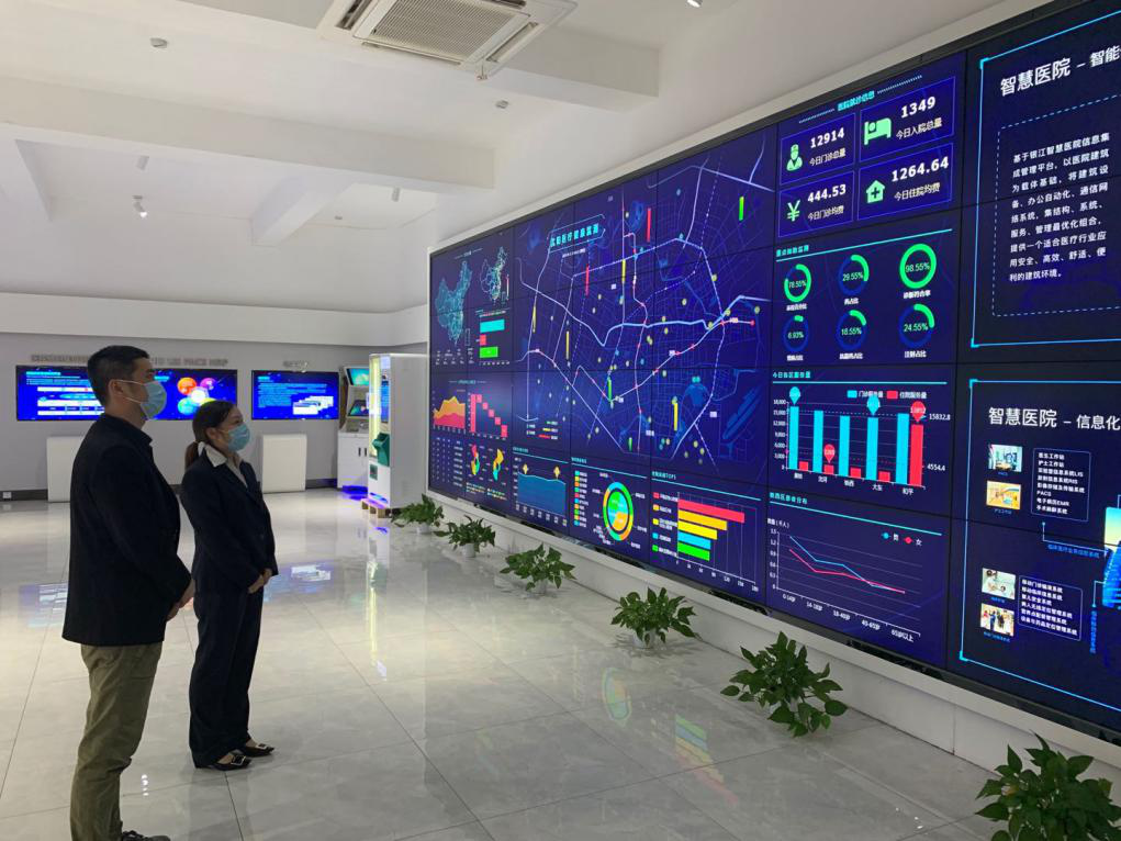 图：光大银行客户经理到企业调研