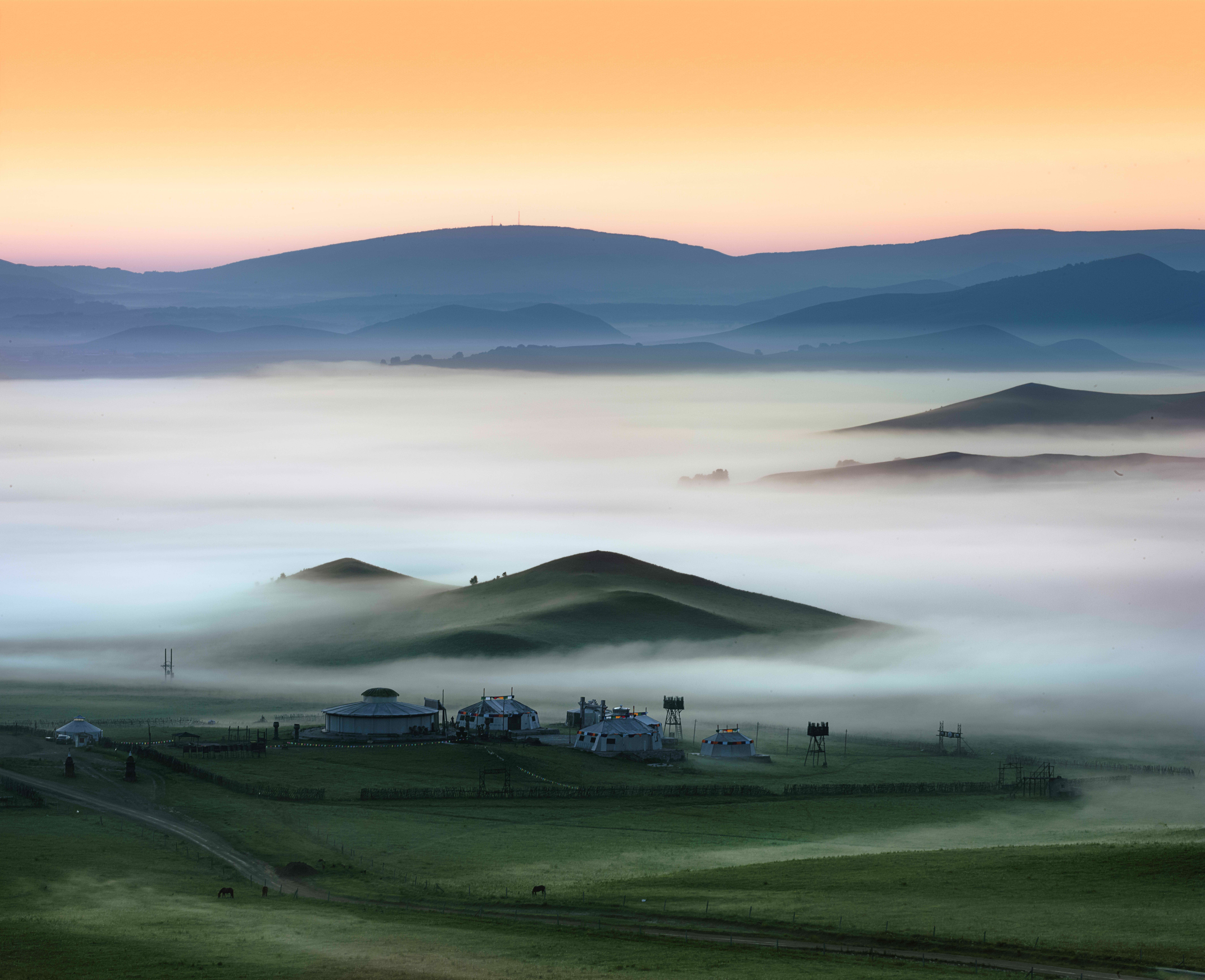 《坝上晨雾》 国家摄影  何世红 摄_omni.jpg