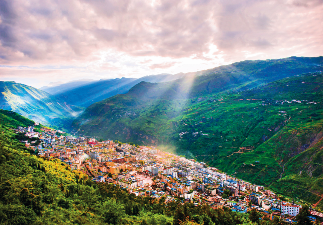 ▲ 2020年11月17日，四川省人民政府宣布四川省所有贫困县全部脱贫摘帽，图为霞光中的金阳县城。