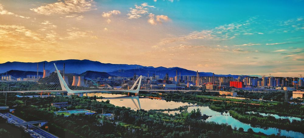 2021年拍摄的新首钢大桥“合力之门”。（北京市交通委供图）