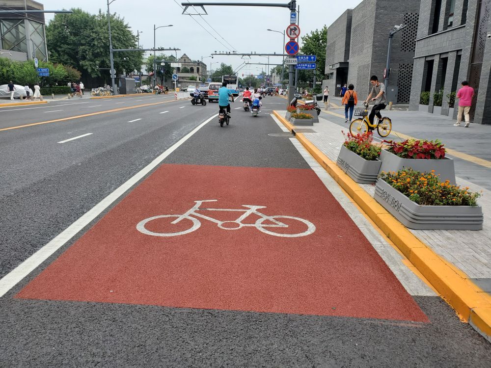 2021年，永定门内大街慢行系统施工后。（北京市交通委供图）