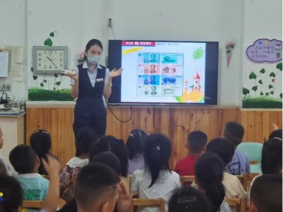 消保在行动“守护”幸福家 青岛银行开展“金融知识普及月 金融知识进万家”系列宣传活动