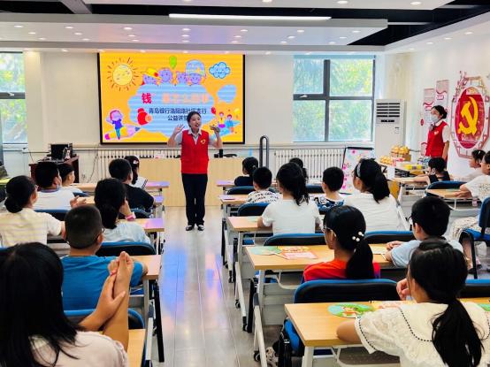 点击看大图 青岛银行社区支行开展志愿活动