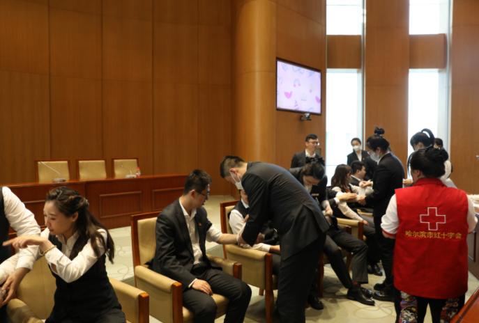 图为应急救护知识和技能专题培训现场