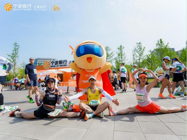 “宁”心聚力， 一路前行——宁波银行助力2023上海苏州河半程马拉松赛热力开跑