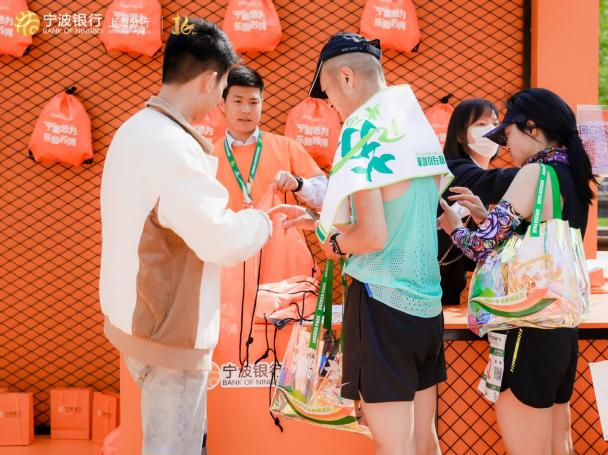 “宁”心聚力， 一路前行——宁波银行助力2023上海苏州河半程马拉松赛热力开跑