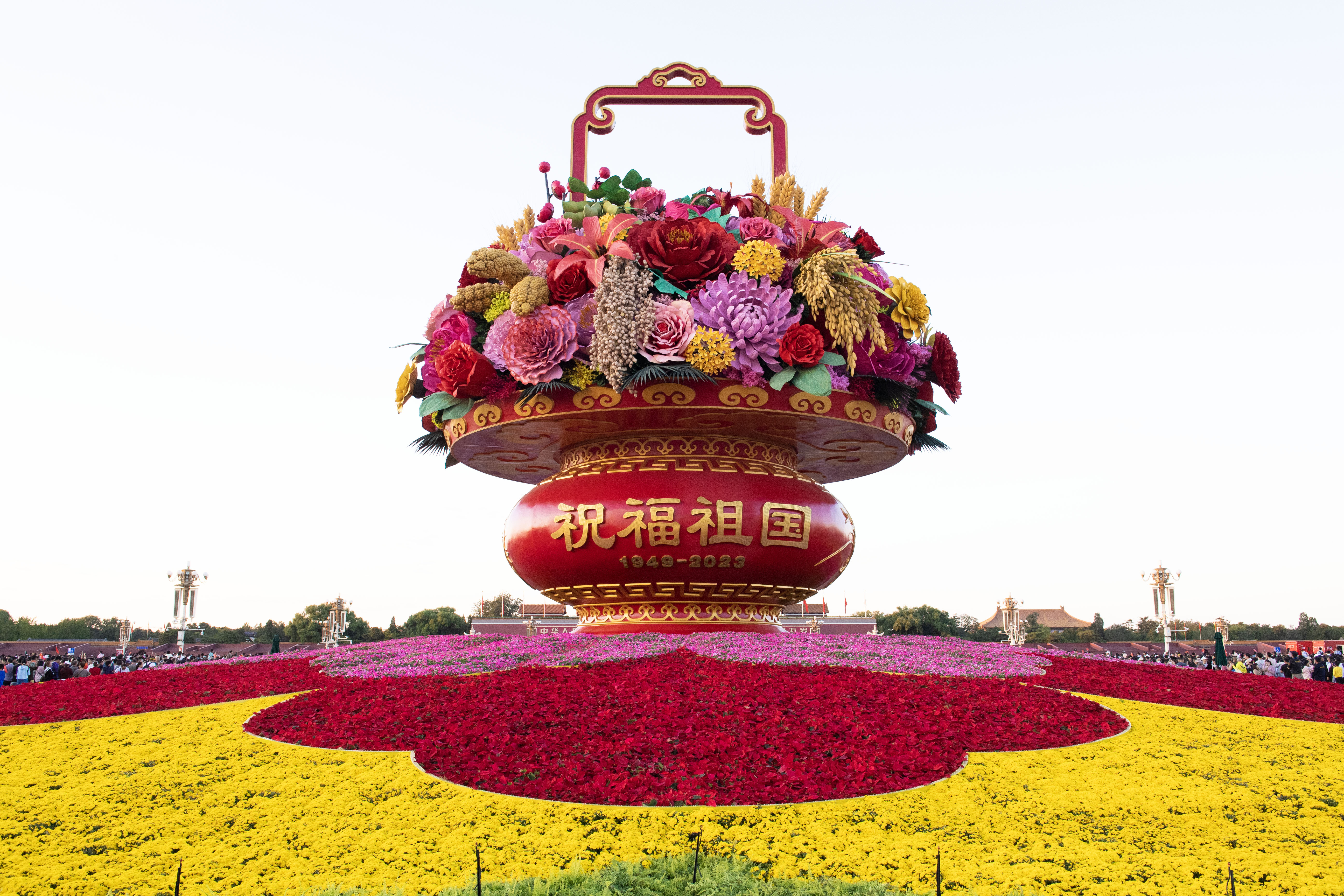 2，2023年10月1日天安门广场花篮-祝福祖国.jpg
