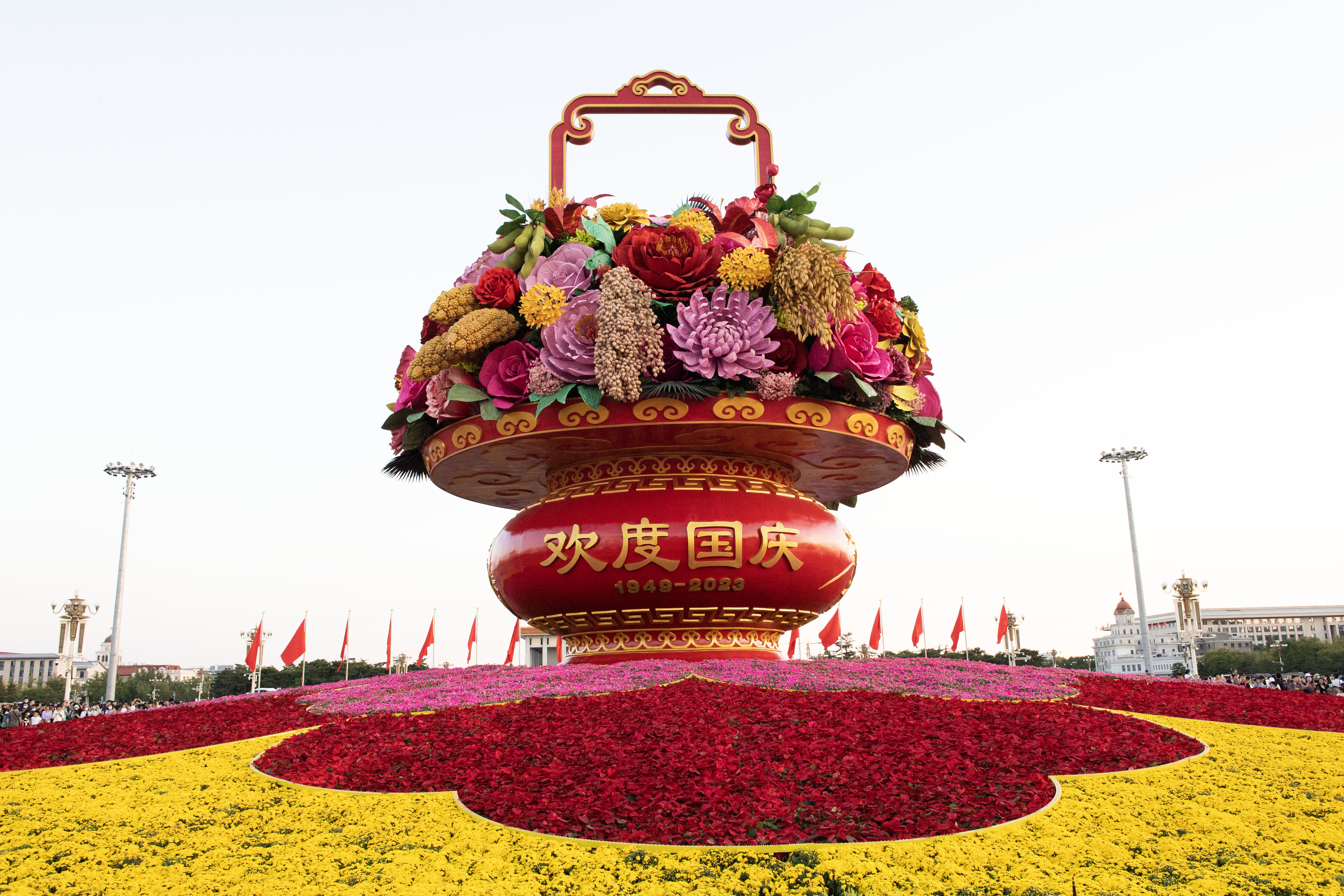 3，2023年10月1日天安门广场花篮-欢度国庆.jpg