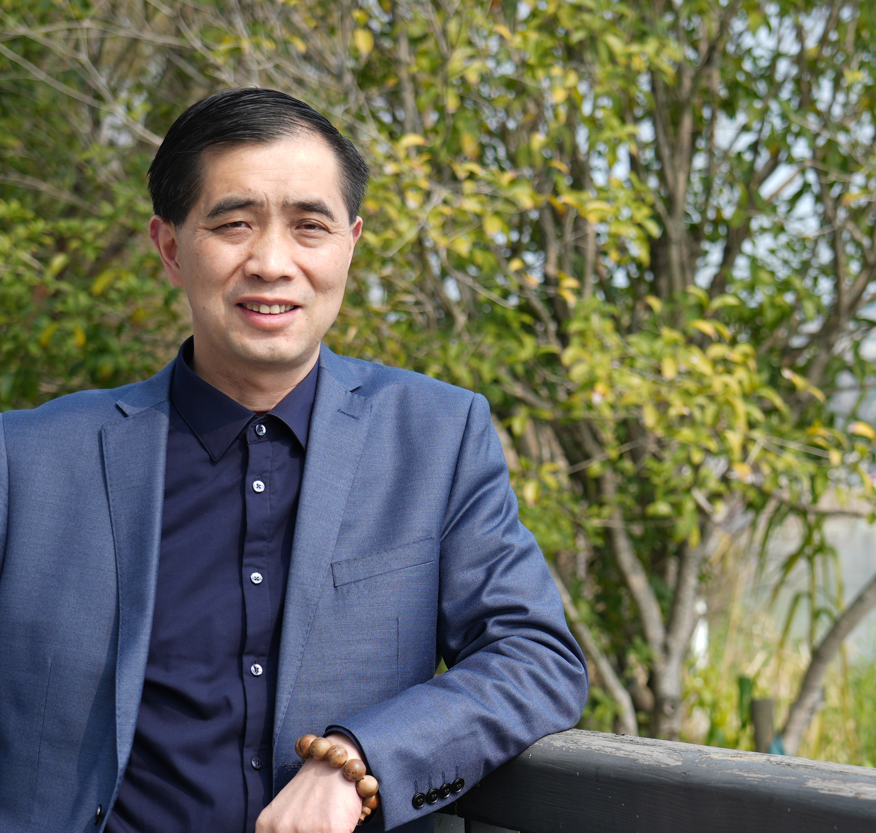 1705618488375455.jpeg 宁 湘,1968年出生,湖南长沙人,湖南师范大学美术学院毕业。金融美术家协会副主席、湖南金融文联副主席、湖南省金融美术家协会主席,中国农业银行美术家协会副主席兼秘书长,中国农业银行私人银行兼职专家顾问,湖南省美术家、书法家协会会员,九三学社湖南书画院副院长,湖南外国语职业学院客座教授。中国农业银行北京创作基地专职画家。.jpeg