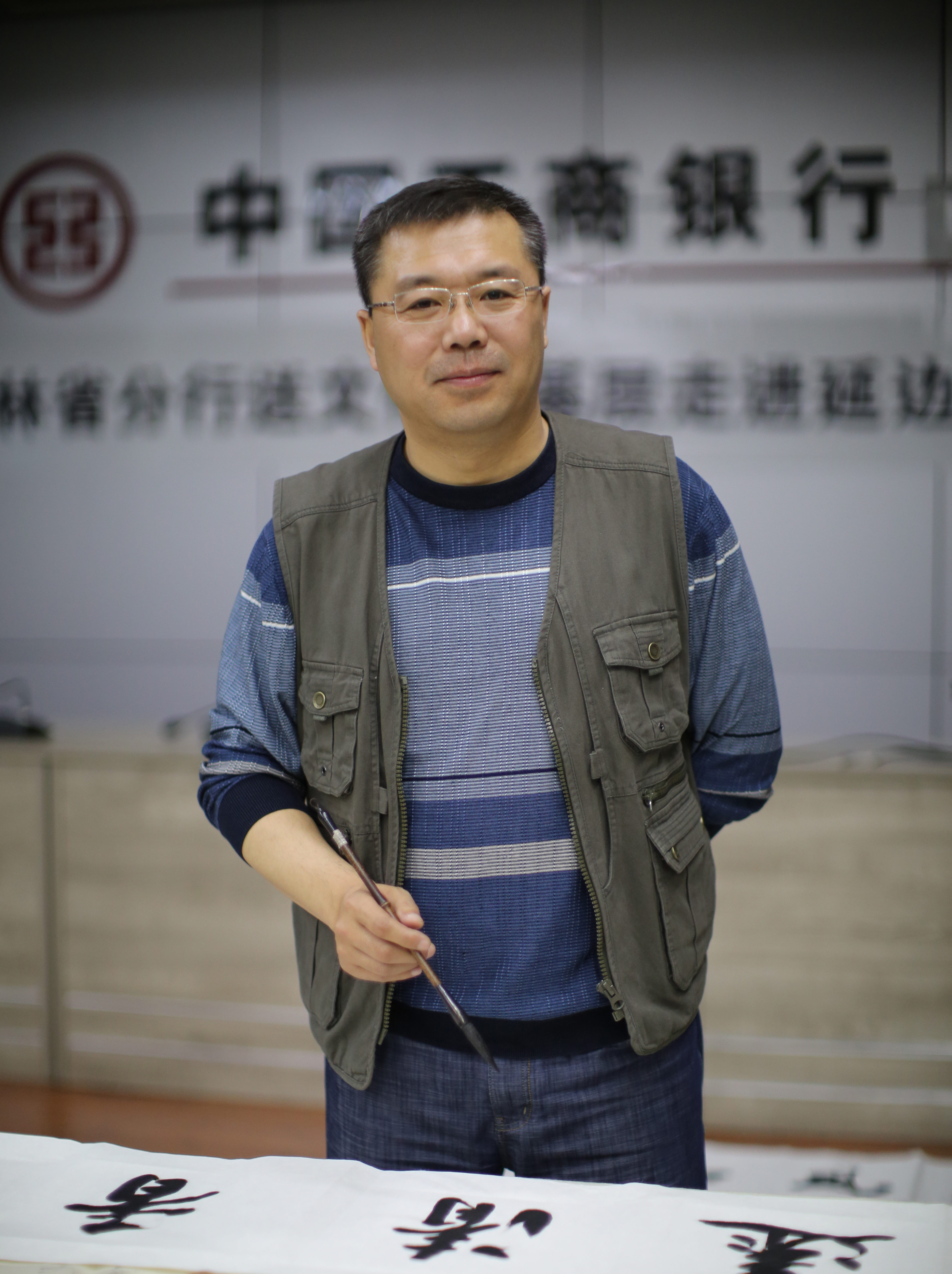 鞠海涛 斋名：庸己斋主。1971年7月10日出生，现任工商银行吉林市分行工会办公室主任。现为金融美术家协会副秘书长；吉林省摄影家协会会员，金融摄影家协会会员，工商银行摄影家协会理事；金融书法家协会会员；工商银行书法家协会副秘书长，学术专业、篆刻专业副主任。“金融艺术嘉”微信公众号主编，编辑设计500余篇，为金融美协编辑各类活动、会议报道11篇；金融美协组织画展56篇；编辑设计个人微展220多篇。.jpeg