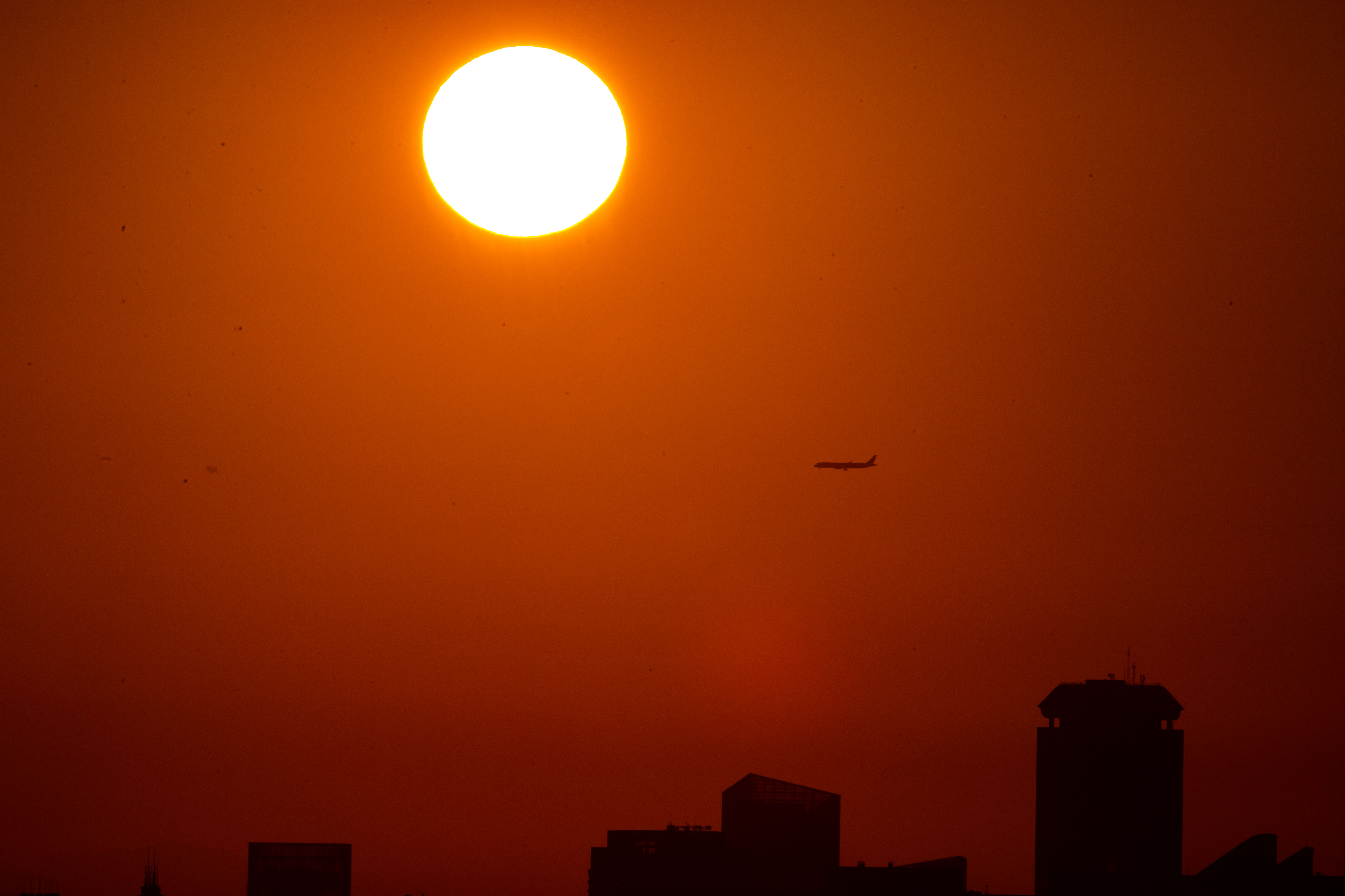 1714516973216538.jpg 2024年5月1日办公室拍日出-8.jpg