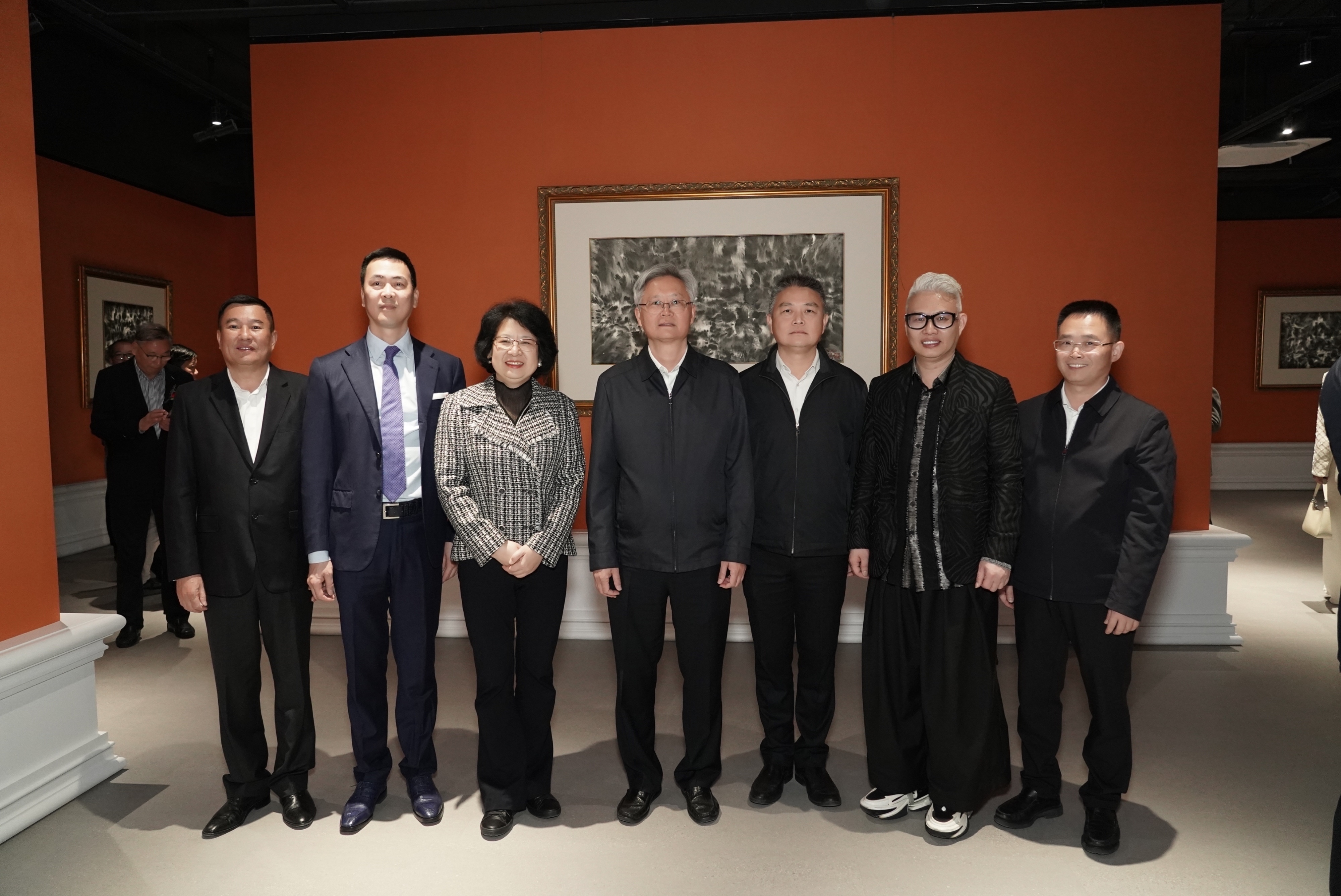3 深圳蕴萃艺术中心有限公司董事长陈文晖与到场来宾在艺术馆合影.jpg