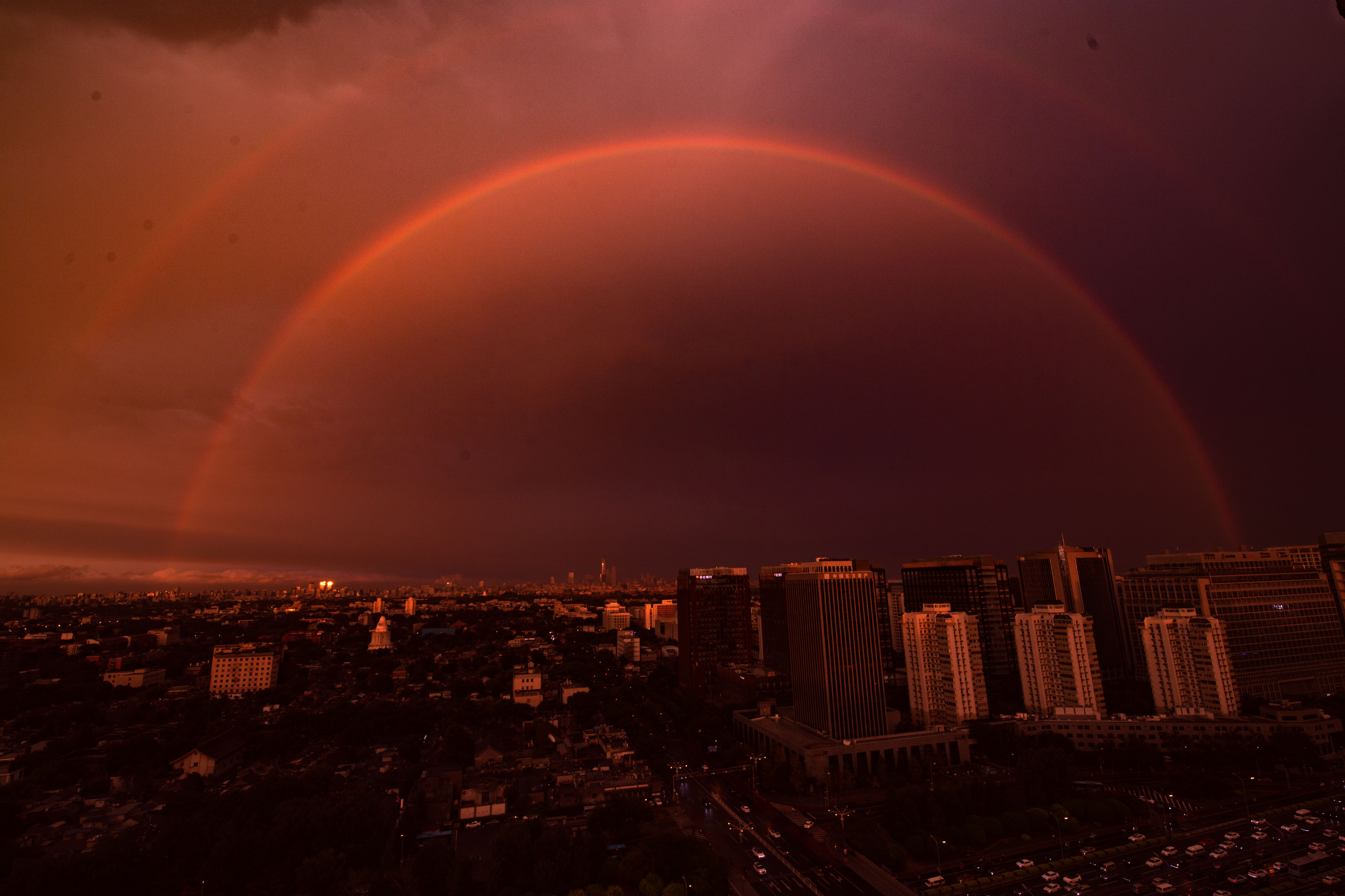 2025年8月19日办公室窗前拍摄彩虹-3.jpg