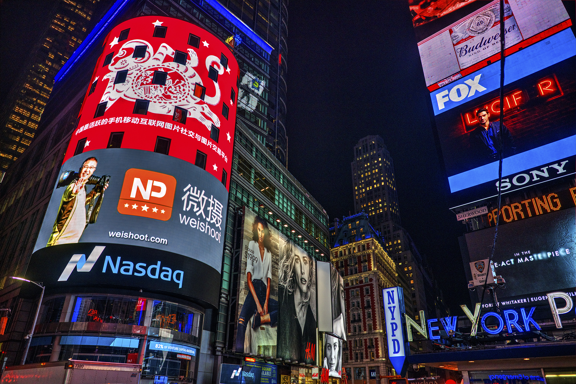 2000,2015年2月，何世红先生投资的图片社交平台——微摄登陆纽约时代广场纳斯达克证券交易所显示屏.jpg