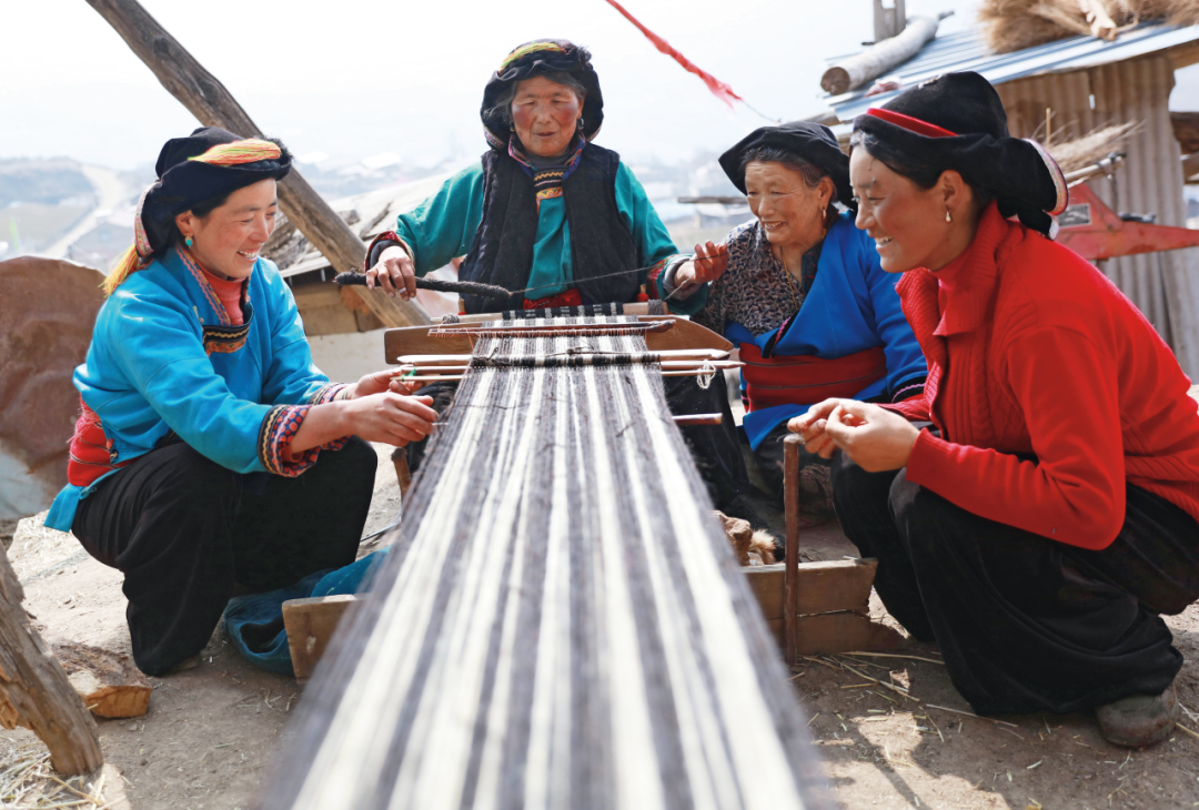▲ 在工行甘南分行的帮扶下，如今，通过传统手工艺制作的氆氇已经成为迭部县桑坝乡的致富产业。