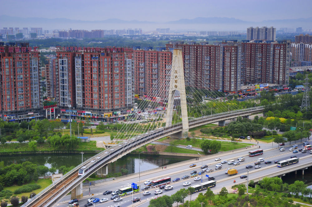 2014年拍摄的地铁5号线穿过立水西桥。（北京市交通委供图）