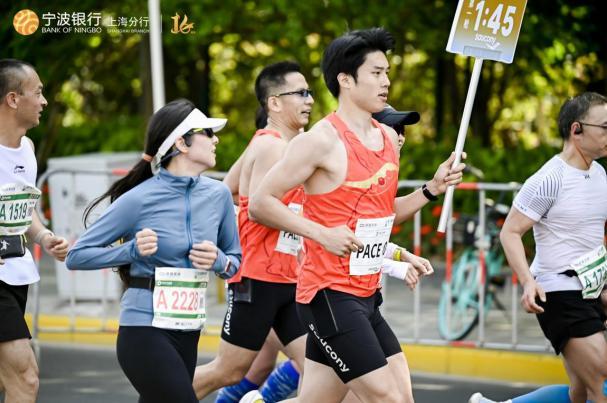 “宁”心聚力， 一路前行——宁波银行助力2023上海苏州河半程马拉松赛热力开跑