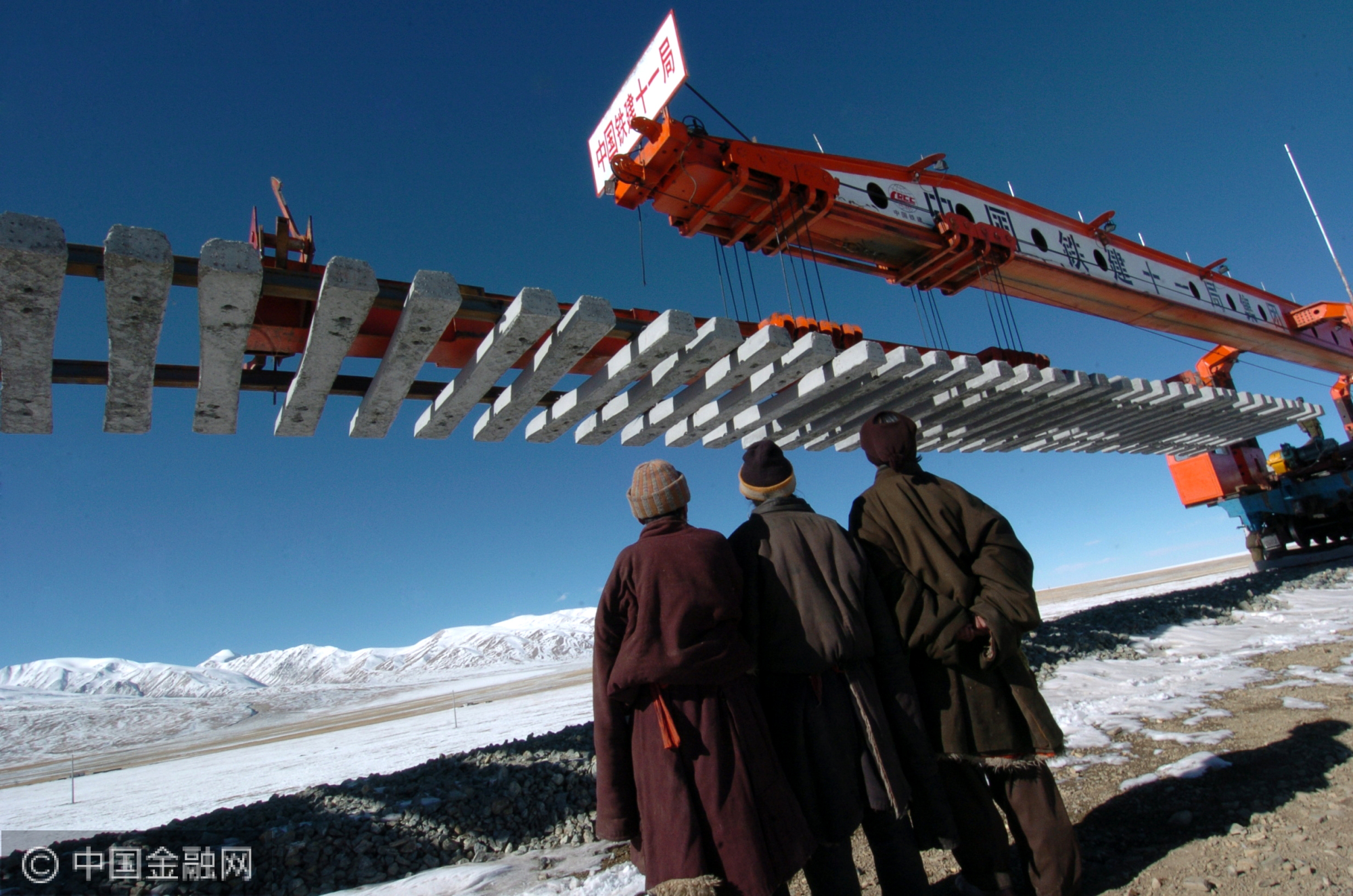 藏族群众观看青藏铁路建设（2004年12月5日摄）新华社记者觉果摄.JPG