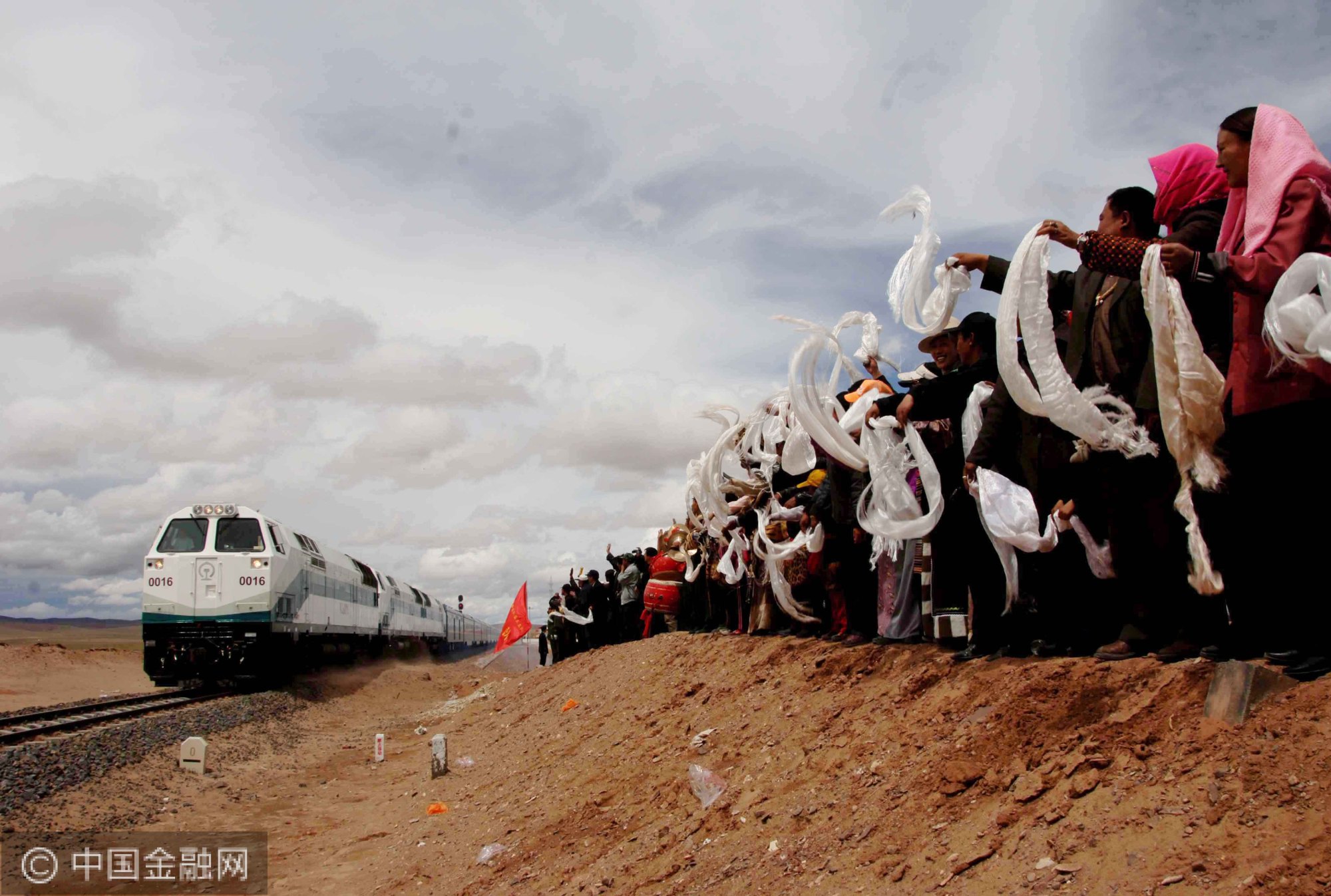 2006年7月1日，青藏铁路全线通车，在位于青海境内的沱沱河大桥桥头，当地群众欢迎从格尔木出发的“青1”次列车。新华社记者 陈燮 摄.JPG